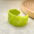 Brazalete minimalista de resina verde lima con diseño ondulado irregular y moderno - Bright Green (AB0085-6)