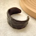 Brazalete abierto de resina marrón irregular con diseño clásico de carey minimalista - Carey Retro (AB0085-9)