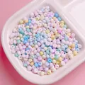 Gedetailleerde close-up van 4 mm mat macaron glaskraaltjes in een witte schotel. - 200 Stuks / 01 (ai-Roze)