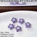 Dettaglio di perline a stella viola da 14 mm con sorriso per DIY su piatto bianco - Sold Individually / Viola