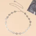 Dettaglio del design a foglie argentate sulla catena per la vita in metallo - Stile Foglia Traforata (2579) / 110cm / Argento