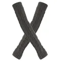 Detail van de grijze kabelgebreide vingerloze armwarmers voor herfst- en winterwarmte - Eén maat / donkergrijs