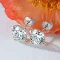 Vista macro detallada de pendientes de moissanita con un engaste clásico de cuatro puntas finas. - Estilo de Cuatro Garras de Moda / 0.1 ct / Plateado