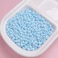 Detailopname van lichtblauwe 4 mm matte glazen kralen in een witte schaal voor DIY sieraden - 200 Stuks / 13 (ai-Light Blue)