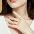 Nahaufnahme eines zarten marquiseförmigen Moissanit-Ewigkeitsrings an einem Finger - US Größe 4 / Marquise-Moissanit-Eternity-Ring / Silber