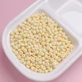 Gedetailleerde opname van 4 mm crèmekleurige matte glazen kralen in witte tray - 200 Stuks / 16 (ai-Creamy Yellow)
