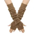 Detailopname van bruin kabelgebreid patroon op dikke warme vingerloze armwarmers. - Eén maat / Khaki