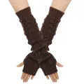 Detailweergave van dikke bruine kabelgebreide vingerloze armwarmers op witte achtergrond - Eén maat / koffiekleur
