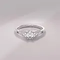 Detailansicht eines silbernen Unendlichkeitsrings mit ovalem Diamanten und Akzenten - US Größe 4.5 / Unendlichkeits-Stil Diamantring / Silber