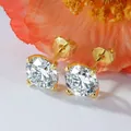 Detalle macro de pendientes de moissanita clásicos chapados en oro de 14 quilates - Estilo de Cuatro Garras de Moda / 0.1 ct / Dorado
