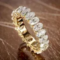 Detaillierte Makroansicht von D-Farbe Moissanit Ewigkeit Ring in Goldfassung - US Größe 4 / Funkelnder Moissanit Eternity Stil / Gold