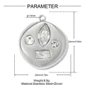 Detailansicht eines runden Edelstahlanhängers mit Zirkonia-Inlays und Maßangaben 24x20mm - Runder Multiform Zirkonia Stil (YK610)