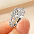 Eleganter Verlobungsring mit Zirkonia im Prinzessschliff und Halo-Fassung in edlem Silber-Look - Größe 5 / Prinzessschliff-Diamantring / Silber
