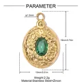 Detail eines goldenen ovalen Anhängers aus Edelstahl mit grünem Zirkon und Relief - Gold Oval Grüner Zirkonia Stil (YK612)