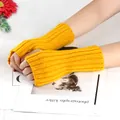 Gros plan de mitaines en tricot jaune vif portées sur les mains d'un mannequin. - Taille unique / Curcuma