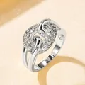 Elegante anillo plateado con cristales pavé y un exclusivo diseño de nudo entrelazado - Talla 5 / Anillo de Personalidad Circular / Plateado