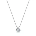 Makroansicht eines klassischen Moissanit-Anhängers an einer feinen silbernen Boxkette. - Klassische Sechs-Zacken / 0,5 ct Moissanit / Silber