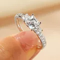 Κομψό δαχτυλίδι 14k gold-filled με τρεις πέτρες princess-cut και pavé λεπτομέρεια - Μέγεθος 5 / Στυλ με τρεις πέτρες και τετράγωνο διαμάντι / Ασημί