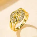 Elegante anillo dorado de eslabones entrelazados con un pavé de piedras claras. - Talla 5 / Anillo de Personalidad Circular / Dorado