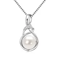 Elegante Süßwasserperlenkette mit gedrehtem Moissanit-Anhänger auf weißem Hintergrund. - Silber