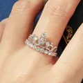 Vue macro détaillée d'une bague couronne de luxe en argent sertie de zircons 5A brillants. - Taille 5 / Bague Couronne Princesse-K Blanc