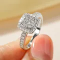 Eleganter 14k weißgoldfarbener Ring mit quadratischem Halo und Pavé-Besatz - Größe 5 / Sternenreich Quadratischer Stil / Silber