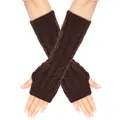 Dettaglio di scaldabraccia senza dita in maglia a trecce marrone scuro per l'inverno - Taglia unica / Caffè