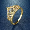 Detailansicht eines 14k vergoldeten Kronenrings mit funkelnden Zirkoniasteinen - Größe 5 / Gold