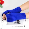 Vue rapprochée de mitaines en tricot côtelé bleu vif pour se réchauffer les bras en hiver - Taille unique / Bleu saphir