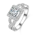 Eleganter silberner Ring mit gedrehtem Band und quadratischem Glitzerstein im Halo-Stil - Größe 5 / Quadratischer Diamantring mit gedrehtem Arm (Silber)