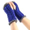 Vue détaillée de mitaines en tricot bleu avec bordure en fausse fourrure et torsades. - Taille unique / Bleu Éclatant