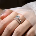 Détail d'un ensemble de bagues de mariée empilables en moissanite de 2 carats avec dentelle - Taille US 4 / Ensemble de Mariage Quatre Griffes / Argent