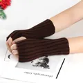 Gros plan sur des mitaines en tricot marron pour garder les bras au chaud en hiver - Taille unique / Café