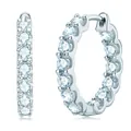 Elegantes pendientes de aro de plata con brillantes piedras de moissanita en pavé. - Aros de Moissanita Engastados en Fila / Tono de Oro Blanco