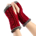 Gros plan sur des mitaines rouges en tricot torsadé avec une bordure en fausse fourrure - Taille unique / Bordeaux