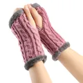 Détail de mitaines en tricot torsadé rose avec bordure en fausse fourrure grise. - Taille unique / Violet Cuir