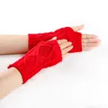 Vue détaillée du motif torsadé rouge sur les mitaines tricotées sans doigts d'hiver. - Taille unique / Rouge