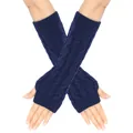 Dettaglio ravvicinato di scaldabraccia in maglia a trecce blu navy con trama spessa - Taglia unica / Blu Notte