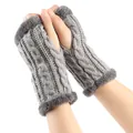 Gros plan détaillé de mitaines en tricot torsadé gris avec bordure en fausse fourrure - Taille unique / Gris clair