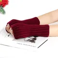 Gros plan sur des mitaines en tricot côtelé bordeaux pour la chaleur d'automne-hiver - Taille unique / Bordeaux