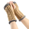 Détail de gants sans doigts en tricot torsadé camel avec bordure en fausse fourrure grise - Taille unique / Chameau