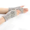 Vue détaillée du motif torsadé gris sur des mitaines d'hiver douces et chaudes - Taille unique / Gris Clair