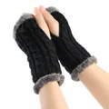 Détail des mitaines en tricot torsadé noir avec bordure en fausse fourrure grise pour l'hiver - Taille unique / Noir