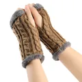 Gros plan sur les mitaines en maille torsadée marron avec doublure en fausse fourrure grise - Taille unique / Khaki Foncé