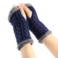 Vue détaillée de mitaines en maille torsadée bleu foncé avec bordure en peluche grise. - Taille unique / Bleu Marine