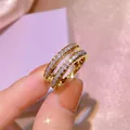Nahaufnahme eines zweireihigen Moissanit-Rings in Gold mit funkelndem Design - US 4 / Doppelreihiger Moissanit-Ring / Gold