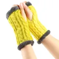 Gros plan de mitaines en maille torsadée jaune avec bordure en fausse fourrure grise - Taille unique / Jaune
