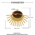 Detalle del colgante en forma de abanico chapado en oro con piedra natural ojo de tigre - 42x34mm (Vendido por Pieza) / YK445 (Forma de Abanico Ojo de Tigre)