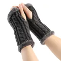 Gros plan sur des mitaines tricotées gris foncé avec doublure douce en peluche épaisse - Taille unique / Gris foncé