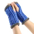 Détail de mitaines en tricot torsadé bleu avec bordure en fausse fourrure grise pour hiver - Taille unique / Bleu clair